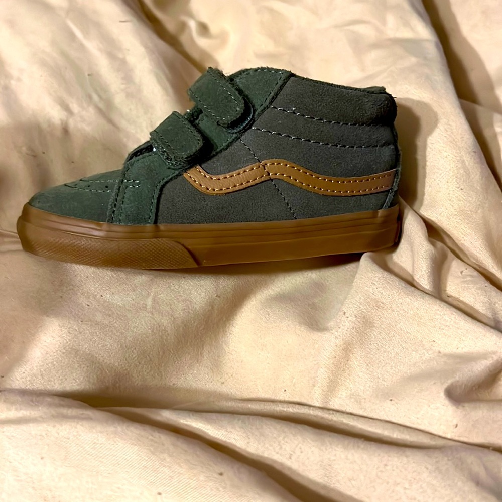 Worn a couple of times in very good condition still look brand new with the box